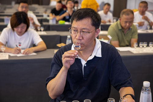 怎樣品白酒才好喝？品酒的正確姿勢！